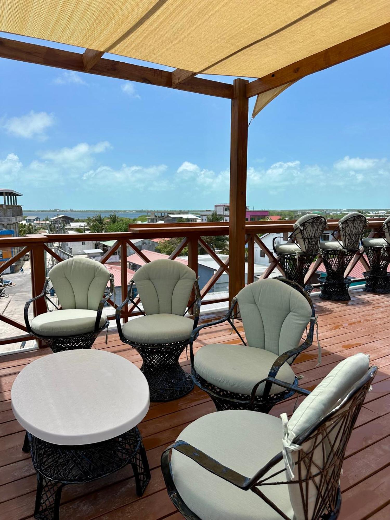 Sandbar Beachfront Hostel & Restaurant San Pedro  Exterior photo