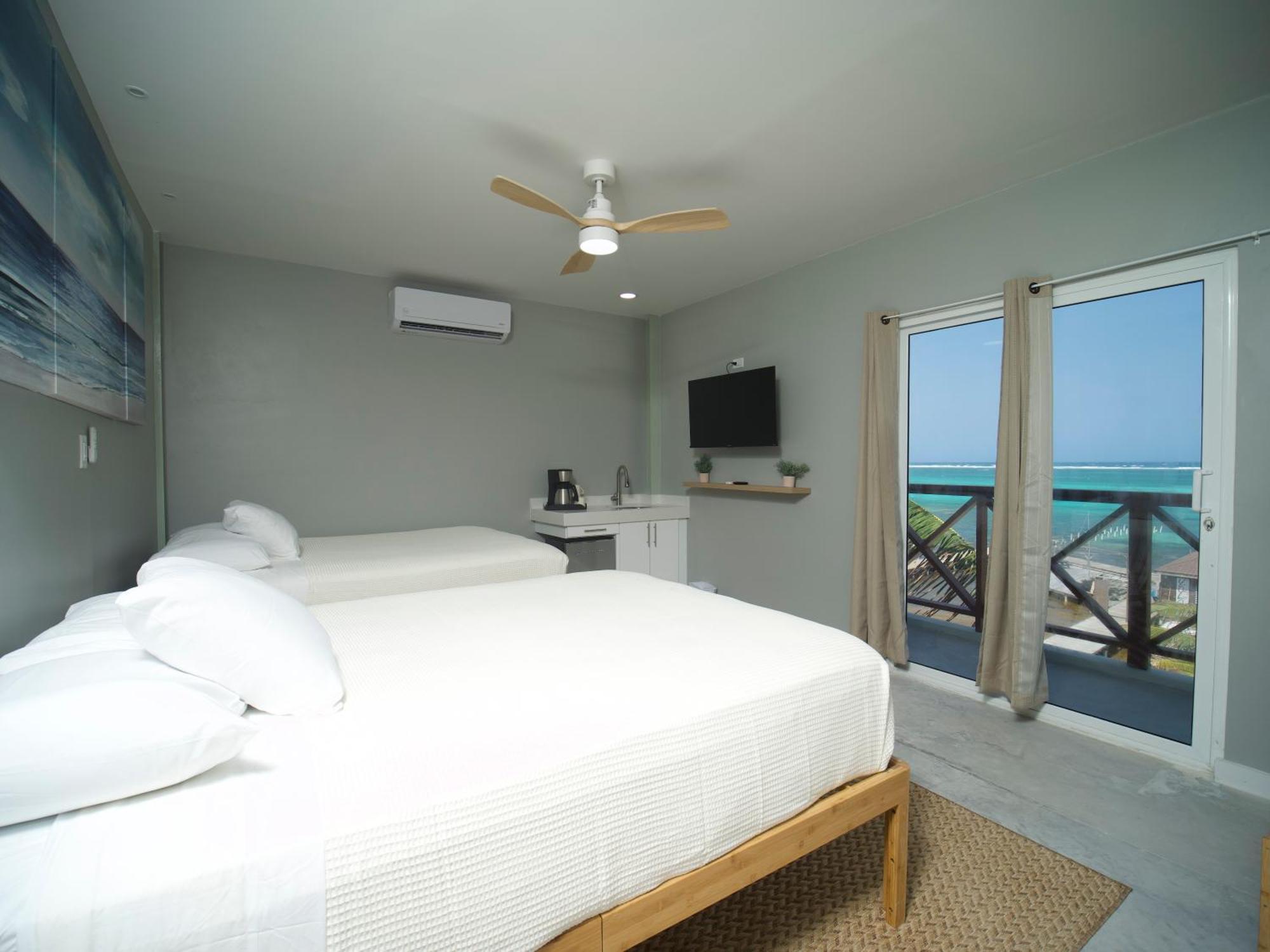 Sandbar Beachfront Hostel & Restaurant San Pedro  Exterior photo
